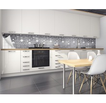 Bucătărie albă cu protecție împotriva stropilor cu design de tablă și masă de sufragerie cu scaune