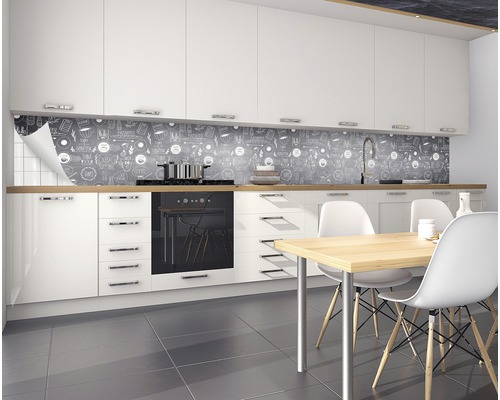 Bucătărie albă cu protecție împotriva stropilor cu design de tablă și masă de sufragerie cu scaune