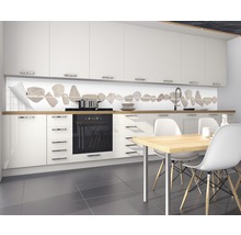 Protecție perete bucătărie cu motiv de piatră într-o bucătărie modernă.