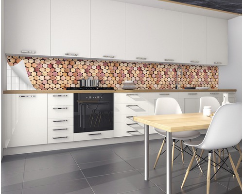 Scenă de bucătărie cu folie de protecție pentru peretele din spate al bucătăriei cu aspect de plută în spatele aragazului și al chiuvetei