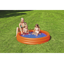 Piscină gonflabilă pentru copii cu copii jucându-se și o femeie în grădină.