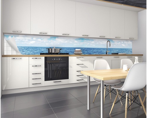 Panou de protecție pentru bucătărie cu vedere la mare într-o bucătărie modernă