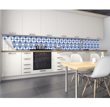 Bucătărie cu dulapuri albe și protecție de perete din plăci albastre și albe