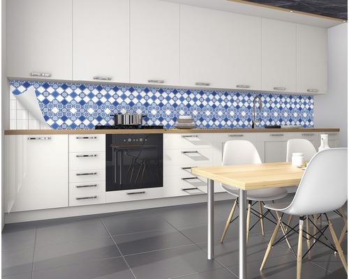 Bucătărie cu dulapuri albe și protecție de perete din plăci albastre și albe
