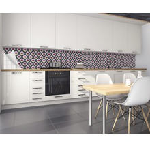 Bucătărie cu placare retro, masă și scaune