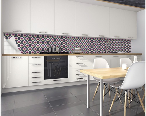 Bucătărie cu placare retro, masă și scaune