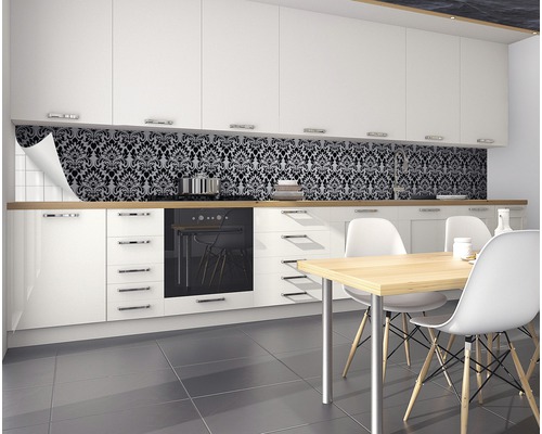 Bucătărie modernă cu folie de protecție împotriva stropilor în design damasc