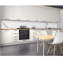 Bucătărie modernă cu dulapuri albe, chiuvetă, plită, masă și placare de perete texturată.