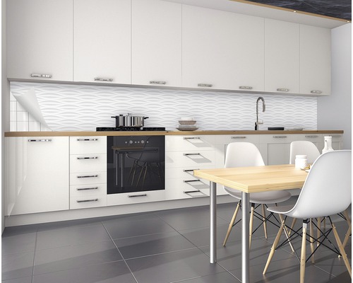 Bucătărie modernă cu dulapuri albe, chiuvetă, plită, masă și placare de perete texturată.