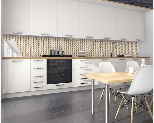 Bucătărie modernă cu dulapuri albe, blat de lucru din lemn și un element decorativ cu design de frânghie pe perete