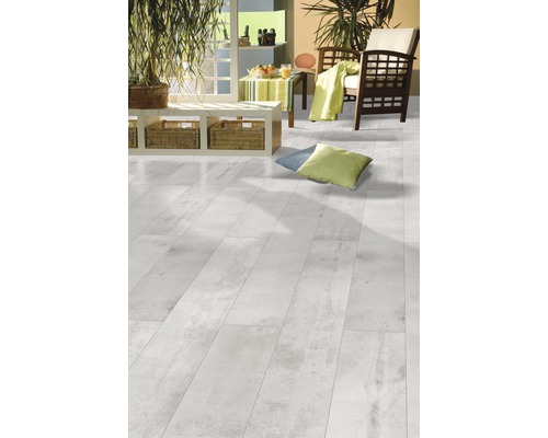 Cameră de zi luminoasă cu parchet laminat cu aspect de piatră, zonă de relaxare și plante de interior