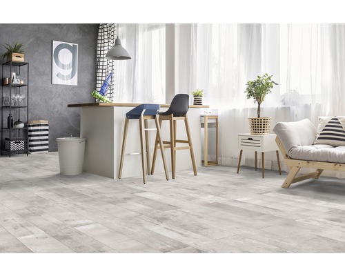 Cameră de zi luminoasă cu podea din lemn, scaune de bar și mobilier modern.