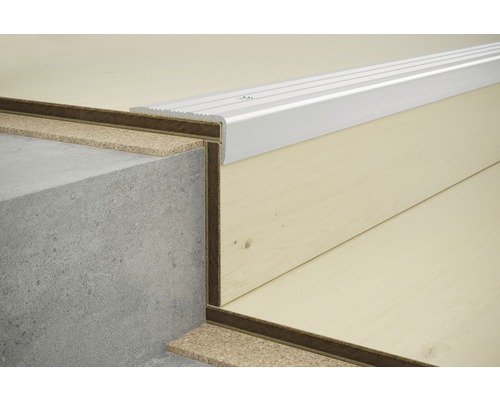 Muchie treaptă cu placare treaptă și placare contratreaptă