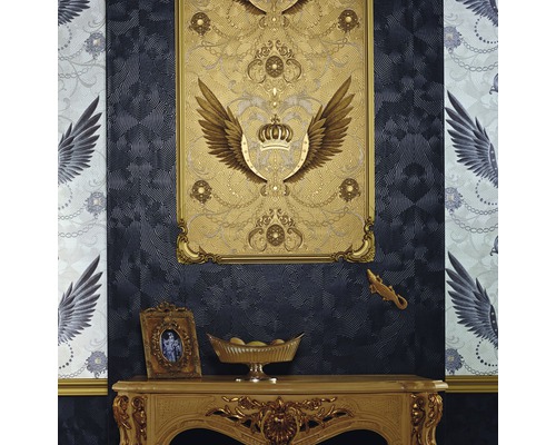 Interior decorativ cu tapet cu model, comodă și accesorii