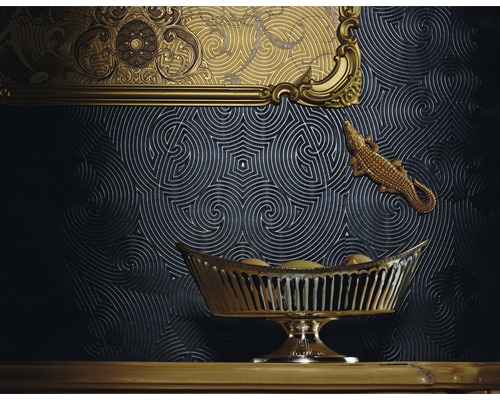 Natură statică decorativă cu tapet cu model, vas, figurină crocodil și cadru ornamentat
