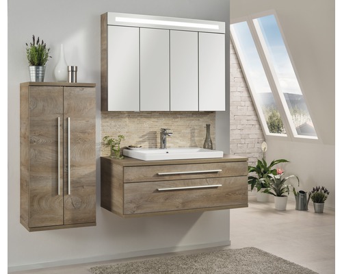 Baie cu lavoar, dulap cu oglindă, dulap suspendat și fereastră de mansardă