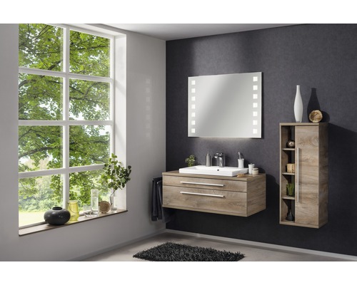 Baie modernă cu lavoar, oglindă iluminată și dulap înalt