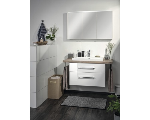 Baie modernă cu dulap de lavoar, dulap cu oglindă și covoraș de baie gri