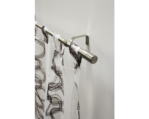 Bară metalică pentru perdele cu perdea pe un perete