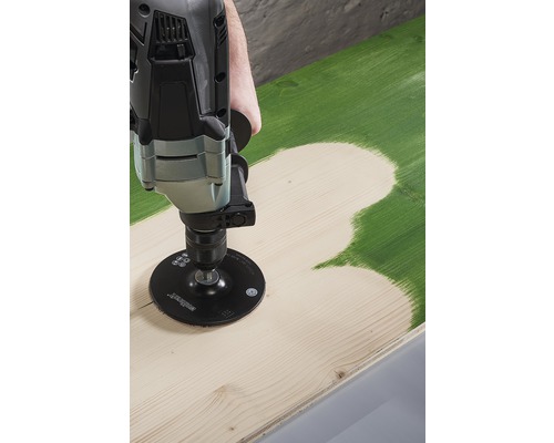 Mașină de găurit cu atașament de șlefuire la șlefuirea lemnului