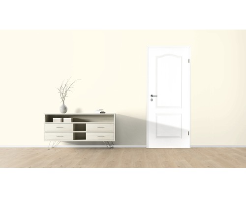 Scenă cu comodă, decorațiuni și ușă albă