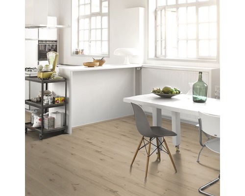 Cameră luminoasă cu bucătărie, masă și podea din lemn deschis la culoare