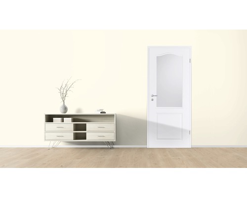 Cameră luminoasă cu comodă și ușă interioară cu inserție de sticlă.