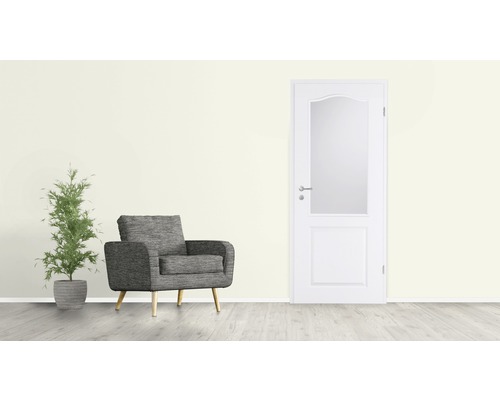 Cameră de zi cu fotoliu, plantă și ușă cu inserție de sticlă