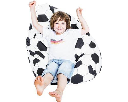 Băiat relaxat pe un puf cu model de minge de fotbal