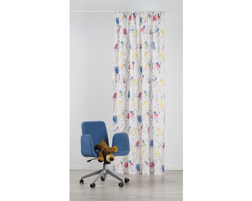 Material decorativ cu model de pasăre lângă un scaun de birou albastru