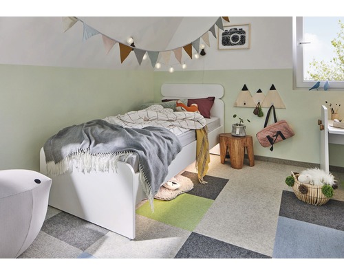 Cameră de copii cu pat, plăci de mochetă și elemente decorative pentru copii