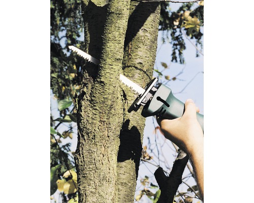 Tăierea ramurilor unui copac cu un ferăstrău electric.