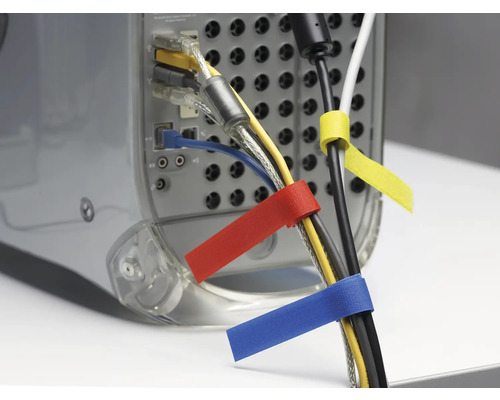 Managementul cablurilor cu benzi velcro colorate pe un computer