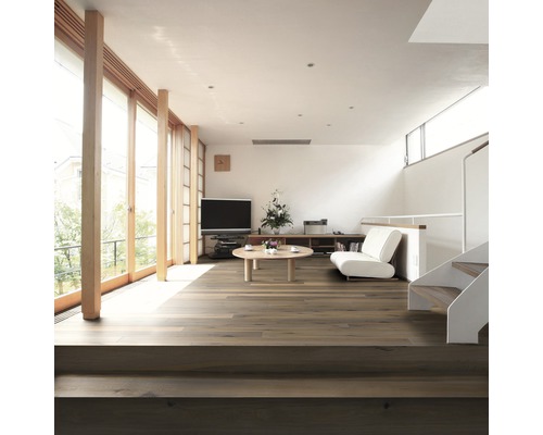 Cameră de zi luminoasă cu podea din lemn, scară și ferestre