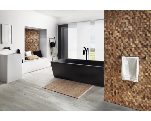 Baie cu cadă freestanding, lavoar, oglindă, placare cu lemn și scară decorativă