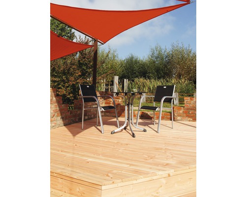 Terasa cu pânză de umbrire, masă și scaune în grădină