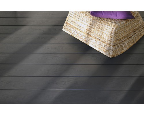 Decking din lemn compozit cu un coș și o pernă