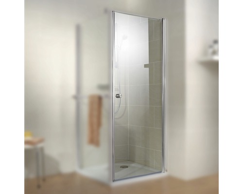 Cabină de duș cu perete de sticlă transparentă și cadru cromat în baie