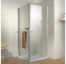 Cabină de duș cu suport pentru prosoape în baie