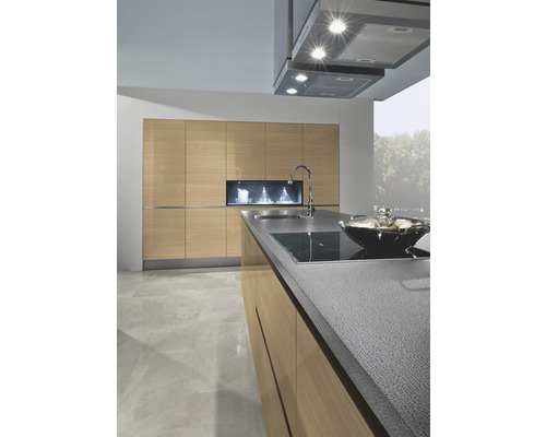 Bucătărie modernă cu insulă de gătit, hotă și dulapuri încorporate pentru o impresie luminoasă și organizată.