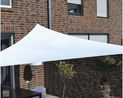 Zonă de relaxare în aer liber cu pânză de umbrire triunghiulară pentru umbrire