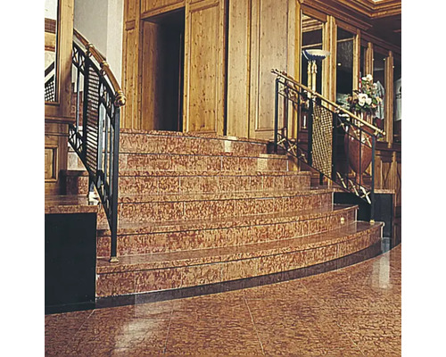 Scară cu gresie și balustradă într-un interior