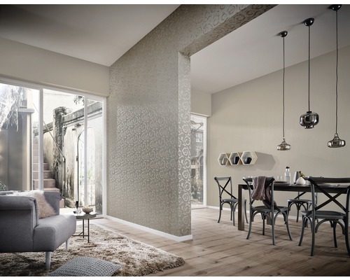 Cameră de zi cu tapet, masă și scaune de sufragerie și zonă de relaxare cu fotoliu