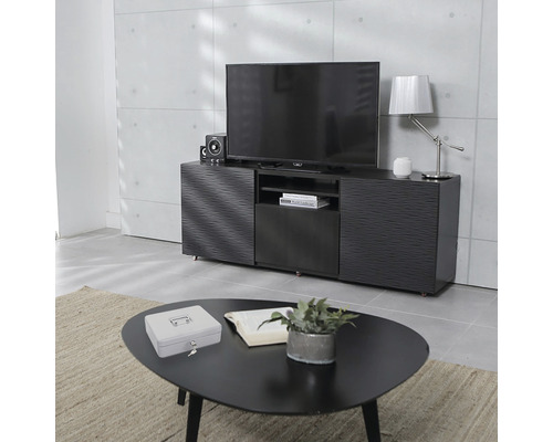 Living cu dulap TV negru, televizor și măsuță de cafea neagră