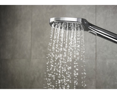 Duș de mână cu apă curgătoare în baie