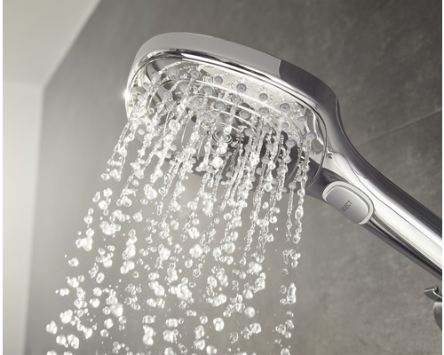 Duș de mână cu apă curgătoare în baie