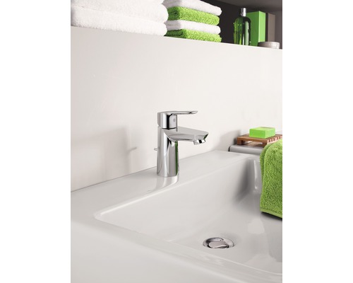 Baie modernă cu lavoar și baterie monocomandă