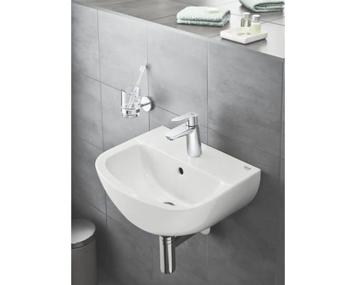 Chiuvetă ceramică cu robinet și accesorii în baie