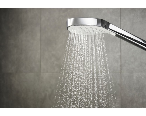 Duș de mână cu apă curgătoare în baie