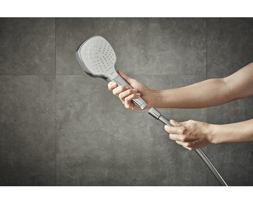 Cap de duș cu furtun în mână